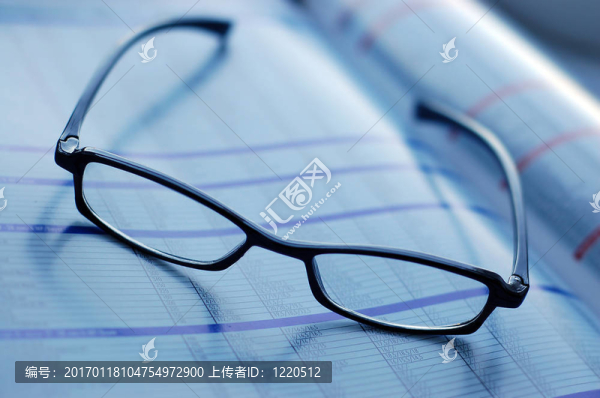 報紙頁面上的眼鏡