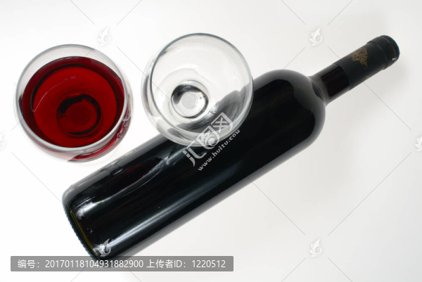 白底一號(hào)酒瓶和二腳眼鏡