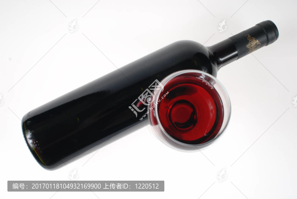 葡萄酒瓶和腳玻璃在白色背景2