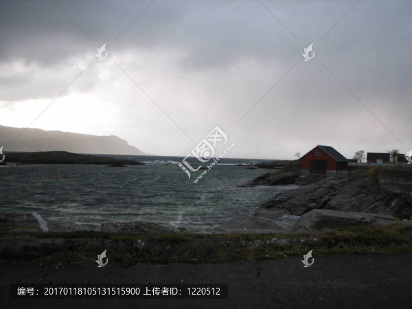 在路上淋雨。