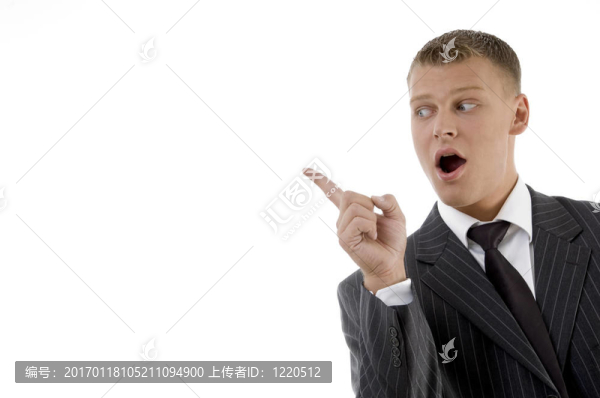 成人老板看向一邊