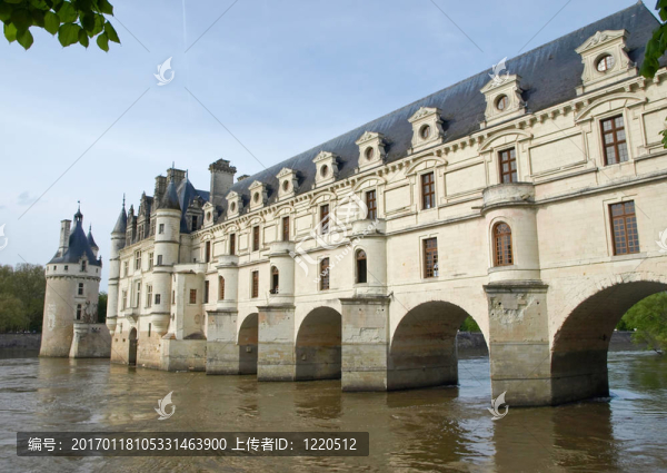 站在河上的城堡