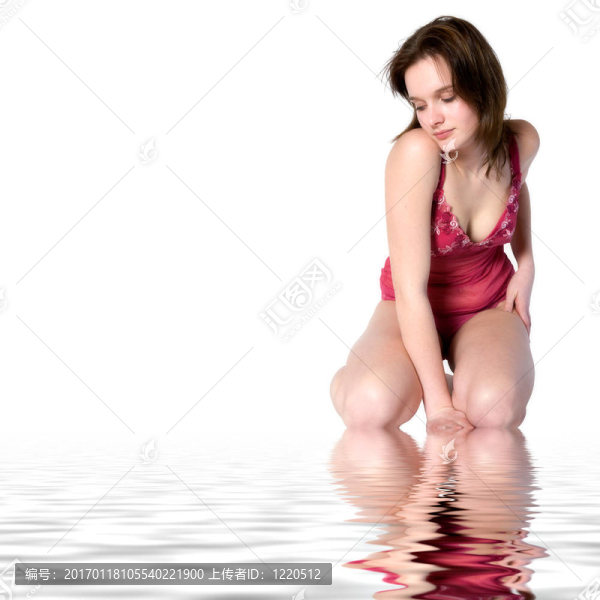 穿紅內(nèi)衣的女人跪在水里