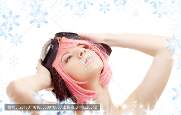 白日梦的粉红色头发的女孩在飞行员头盔