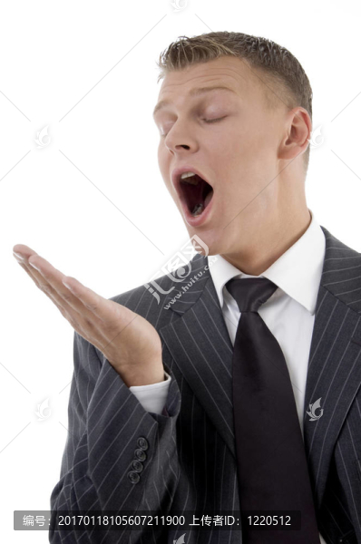 打哈欠的年輕律師