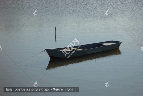 船在湖上
