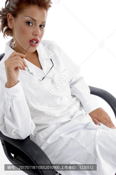 坐在女醫(yī)生拿著眼鏡