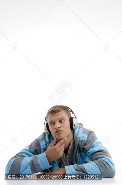 帥哥聽音樂和思考