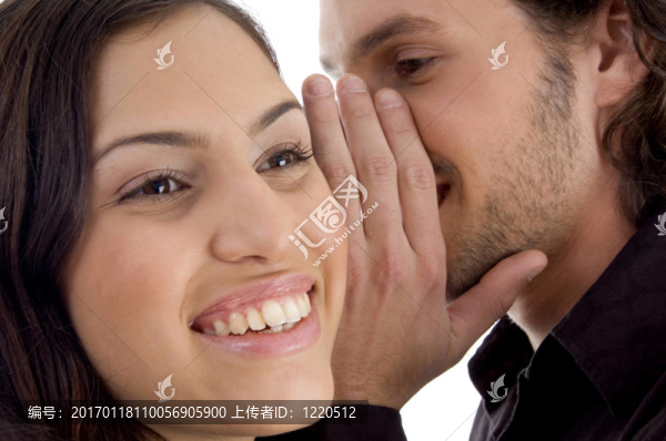 年輕人在向女人低語(yǔ)