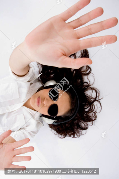 漂亮的白人女人喜歡音樂