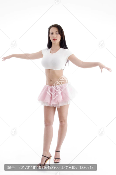 美麗的年輕女子伸出雙臂