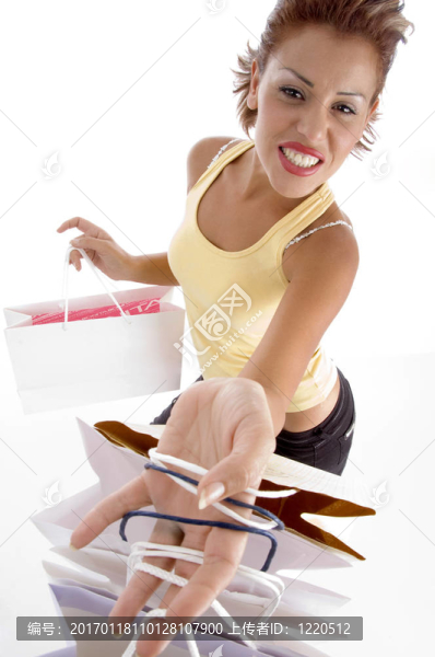 面帶微笑的女性抱著手提包