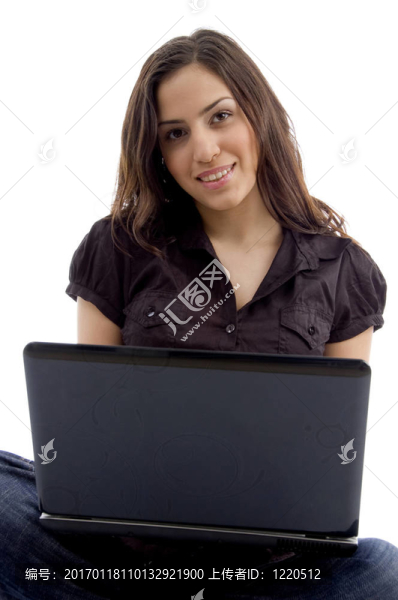 帶筆記本電腦的年輕女子