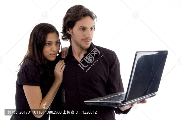 年輕夫婦看著筆記本電腦