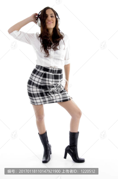 女人用耳機(jī)聽(tīng)音樂(lè)