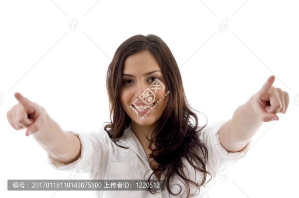漂亮女人指著