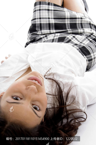 年輕的女孩躺在地上看著相機(jī)