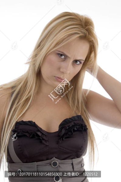 美麗的女性在看相機