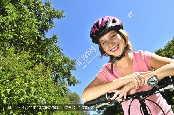 騎自行車的十幾歲的女孩