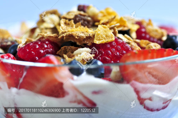 莓果和燕麥酸奶