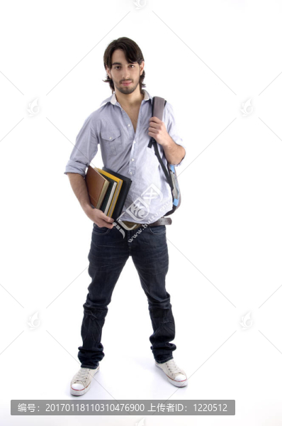 學(xué)生站在書和袋-匯圖網(wǎng) www.fosd68.com 學(xué)生站在書和袋