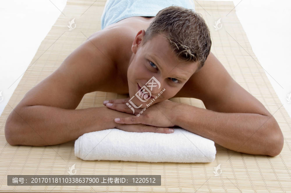 年輕男性躺在墊子上準(zhǔn)備接受SPA治療