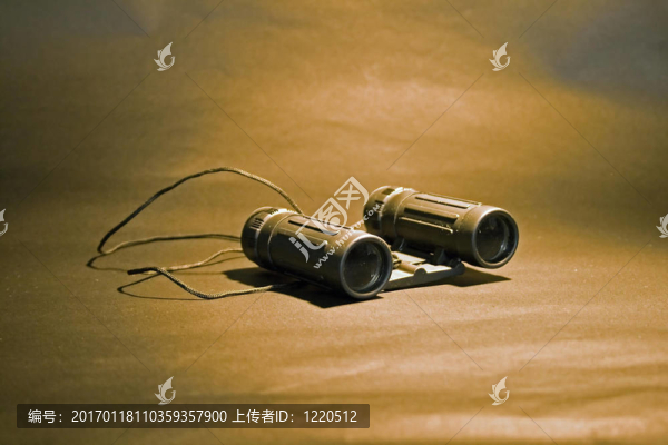 雙筒望遠(yuǎn)鏡