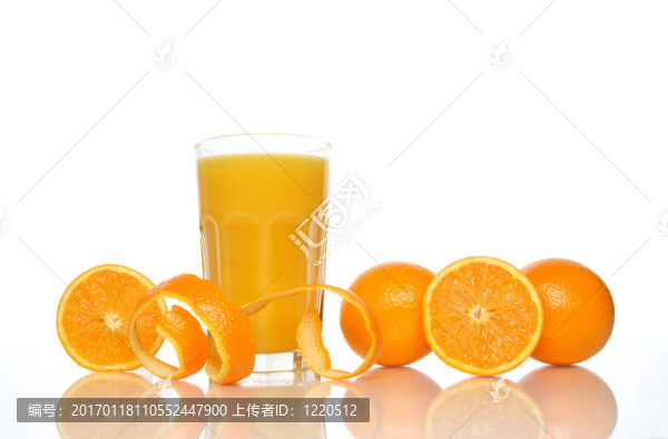 一杯果汁；橙子和橘子皮