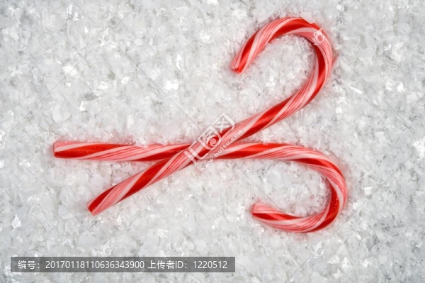 在雪中兩糖果圖像