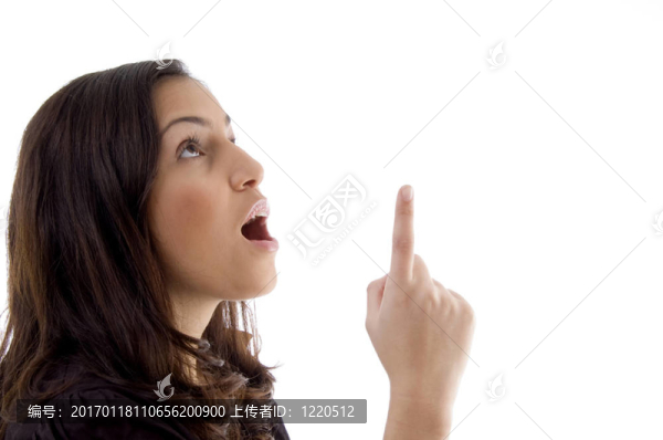 年輕女子指著