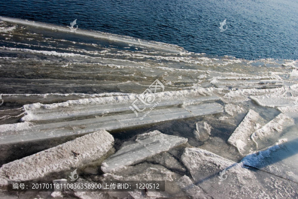 河上的浮冰