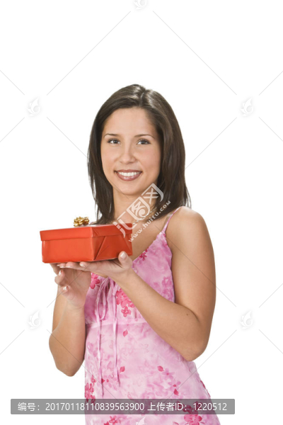 帶禮品盒的女人