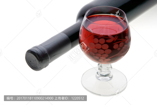 格拉斯和一瓶紅葡萄酒