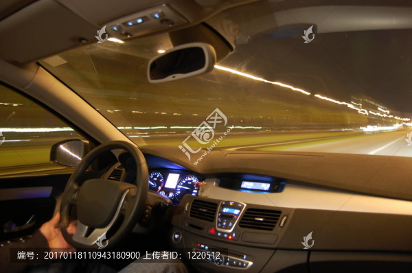 汽車在夜間運(yùn)動