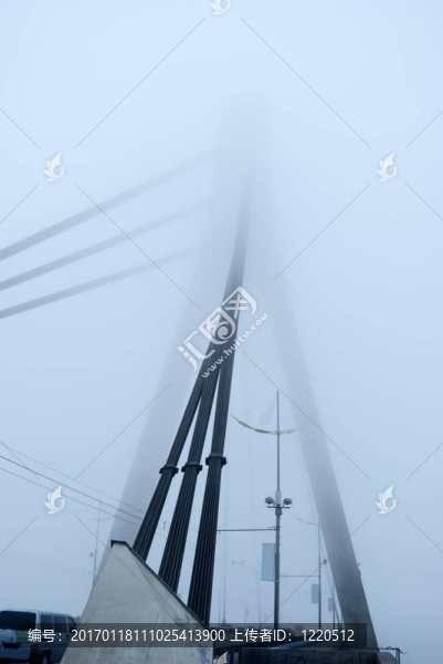 建筑在霧