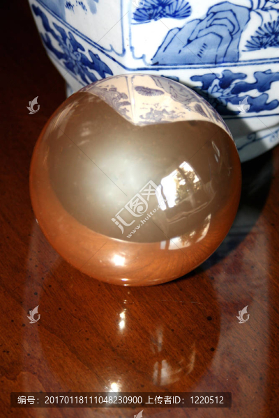 玻璃桌上的圣誕裝飾品