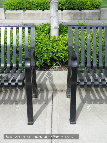 黑色的公園長椅