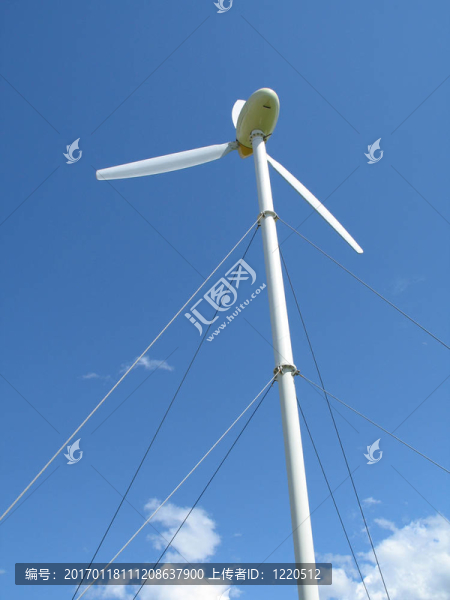 藍(lán)色天空中的風(fēng)力發(fā)電機(jī)