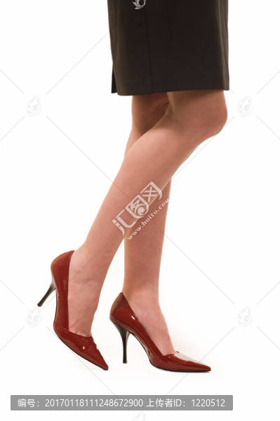 穿紅鞋子的女人