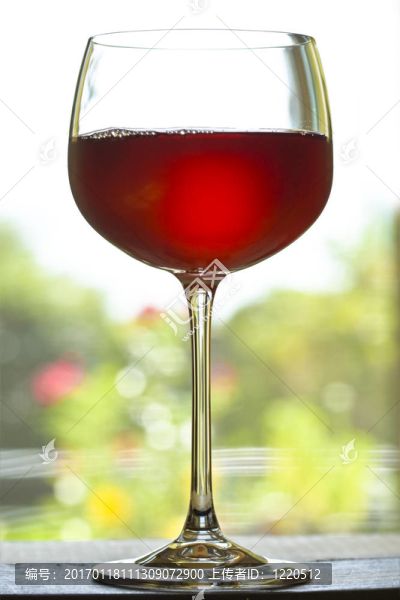 一杯紅葡萄酒