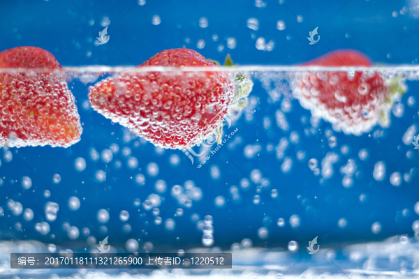 水里的新鮮草莓