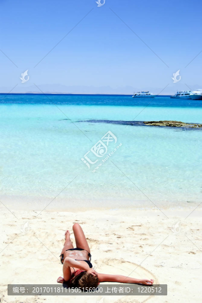 躺在白沙海灘上的女孩