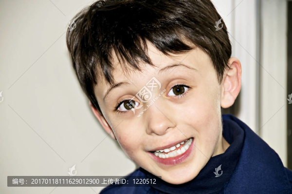 大微笑的Brown,Eyed,Boy