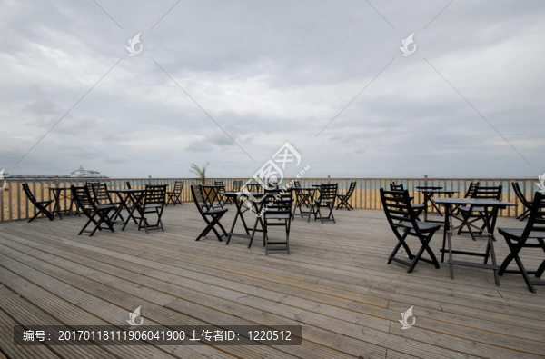伊斯特本；空蕩蕩的海灘咖啡館