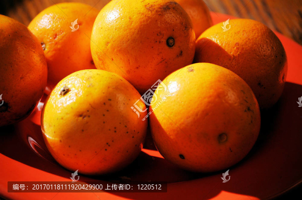 盤(pán)子上的橙子