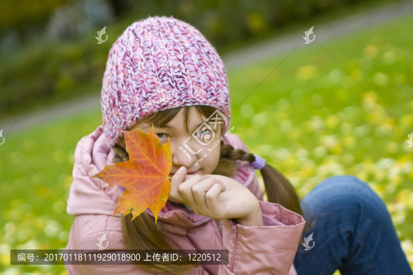 隨著葉子的女孩”