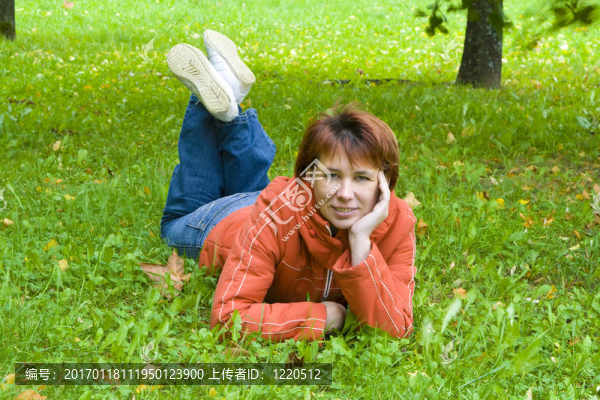 年輕的女人躺在草地上