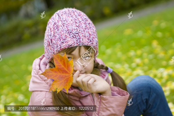 隨著葉子的女孩”