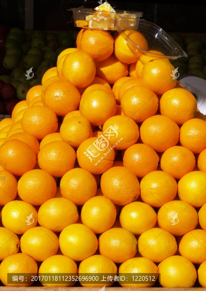 商店前陳列中的橙色金字塔