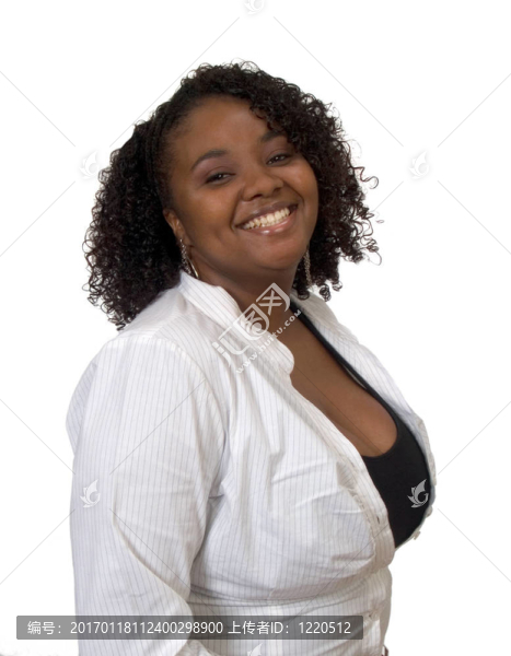 穿著白色襯衫微笑的年輕黑人婦女
